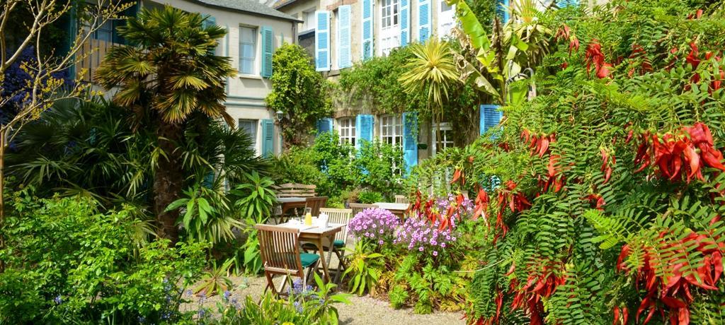 Logis Hotel Les Fuchsias Saint-Vaast-la-Hougue Eksteriør billede